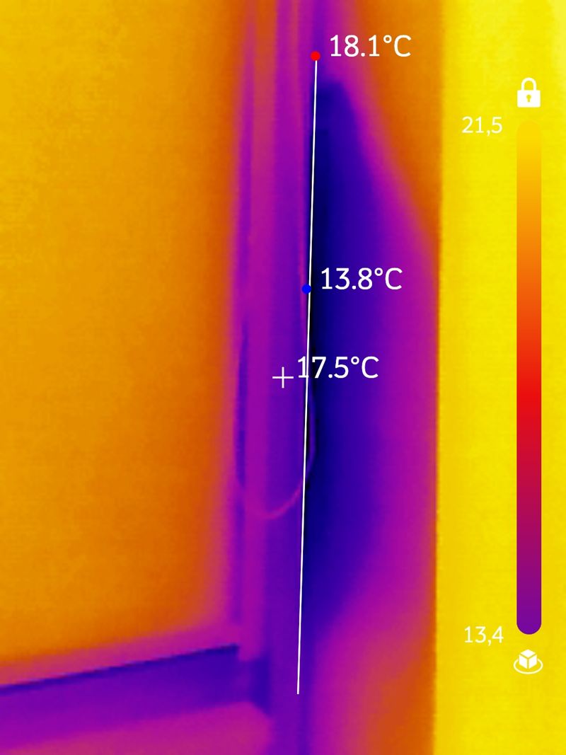 Termogram ramy okna ze spadkiem temperatury z 18,1 °C do 13,8 °C na linii pomiaru