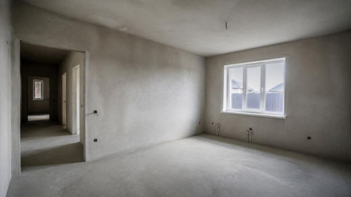 Wnętrze nowego mieszkania sprawdzanego pod kątem usterek